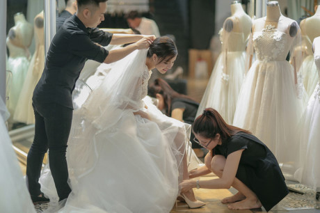 Mạc Hồng Quân chi mạnh tay tặng Kỳ Hân 4 chiếc váy cưới - Ảnh 11 Mac Hong Quan chi manh tay tang Ky Han 4 chiec vay cuoi - Anh 11