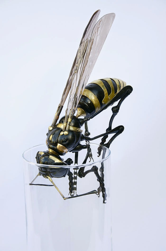 12-Wasp-2-Edouard-Martinet-Recycled-Sculpture-Wildlife-www-designstack-co