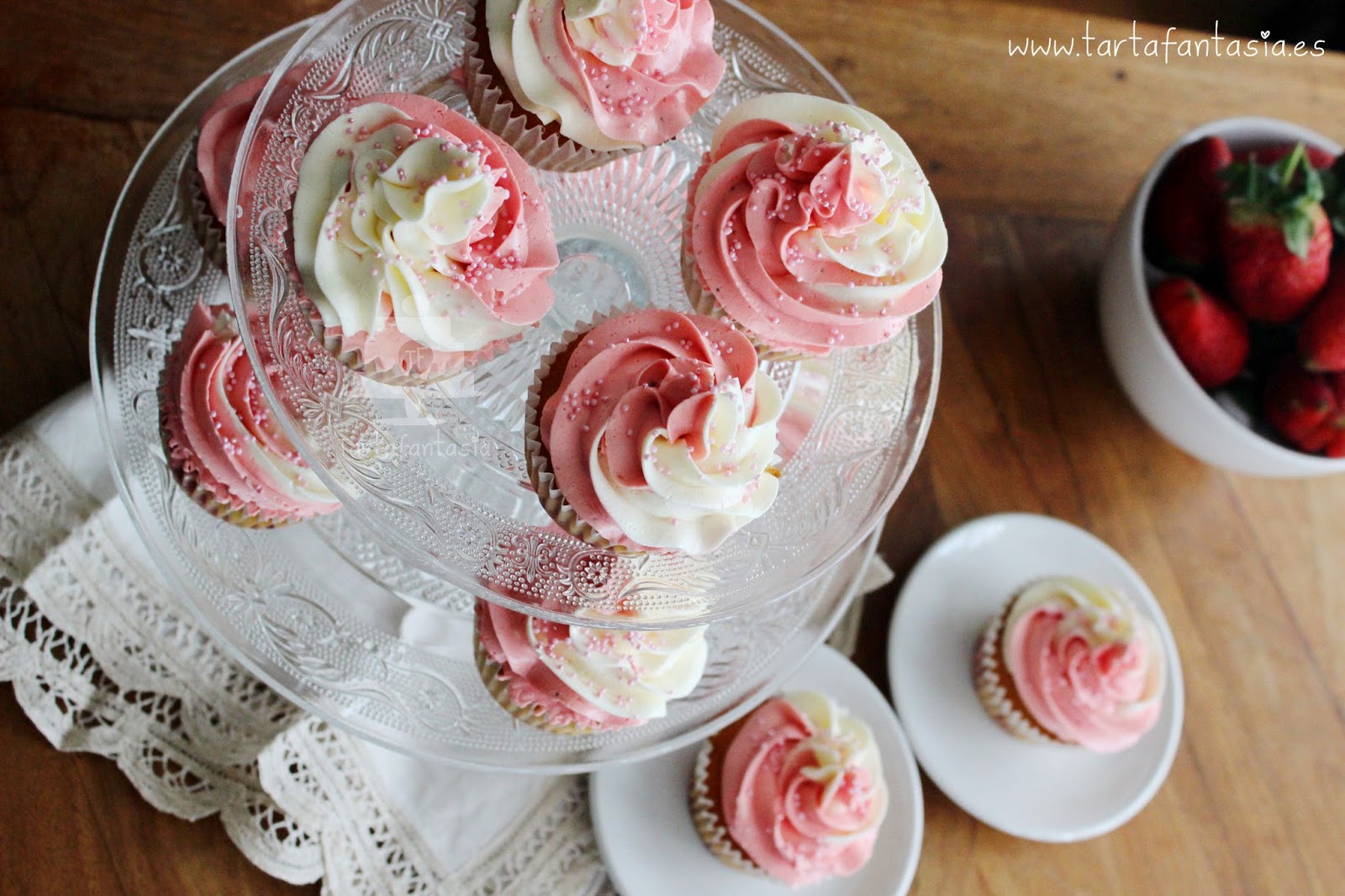 Como Decorar Un Cupcake De Dos Colores Tartafantasia Los motivos para decorarlos cupcakes, permiten que puedas personalizarlos con detalles únicos, dando un toque especial a la mesa de dulces. como decorar un cupcake de dos colores
