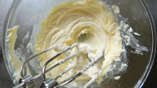 バターをハンドミキサーで白っぽくクリーム状にする