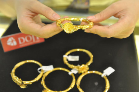 Cap nhat gia vang trong nuoc ngay 17/6/2016: Vua tang nong lai giam chong mat - Anh 2