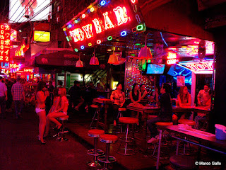 SOI COWBOY, UNA DE LAS ZONAS MÁS GOLFAS DE BANGKOK, TAILANDIA