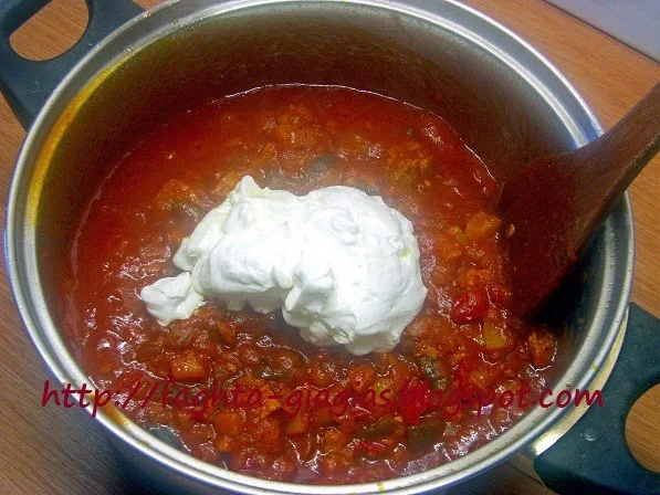 Τα φαγητά της γιαγιάς - Σάλτσα τόνου με πολύχρωμες πιπεριές