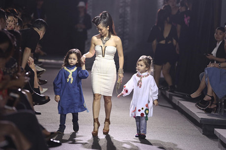 Sao Việt rộ mốt mang con lên sàn diễn thời trang - Ảnh 5 Sao Viet ro mot mang con len san dien thoi trang - Anh 5