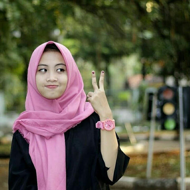 Main cantik. Hijab cantik. Photo Polwan cantik Berhijab. Bokep Indonesia habis Sholat.