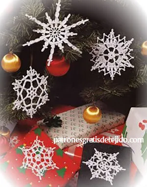 decorar abeto navidad con cristales de nieve hechos de ganchillo