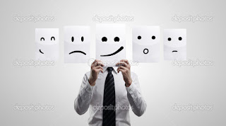 Imagen de una persona con cartulinas dibujadas con expresiones emocionales