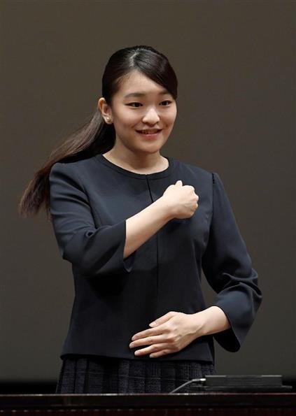 Princess Mako, the eldest granddaughter of Emperor Akihito and Empress Michiko, attended the 34th High School Sign Language Speech Contest in Yurakucho