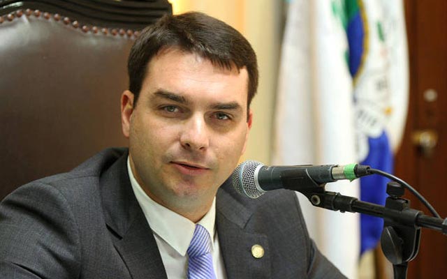 Flávio Bolsonaro quer maioridade penal de 14 anos para crimes hediondos e tráfico