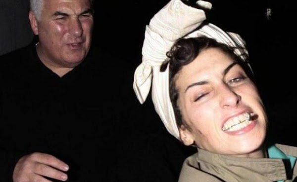 Padre de Amy Winehouse siente que “el espíritu de su hija lo visita”
