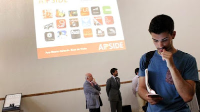 Una app del Museo Sefardí permitirá realizar visitas audiovisuales a personas ciegas o sordas El Museo Sefardí de Toledo ha presentado este lunes su nueva app para dispositivos móviles, una aplicación que sirve para realizar visitas virtuales a este museo y que cuenta con adaptaciones para personas ciegas y con discapacidad auditiva.