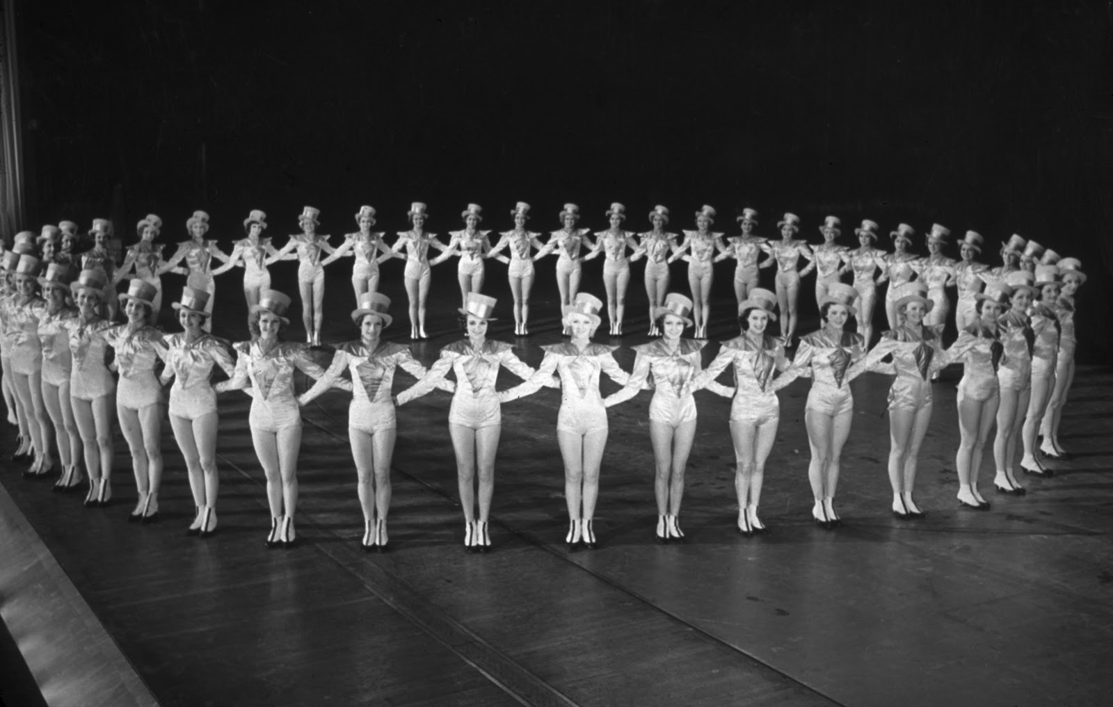 http://2.bp.blogspot.com/-sn1y0zRml3g/TWOjdo0JuJI/AAAAAAAACGQ/Q5PlCkBWXM4/s1600/The+Rockettes+1933.jpg