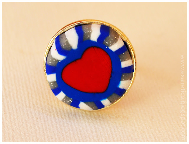 Δαχτυλίδι καρδιά από πολυμερικό πηλό (fimo) σε κόκκινη - μπλε - λευκή απόχρωση και μεταλλική βάση.