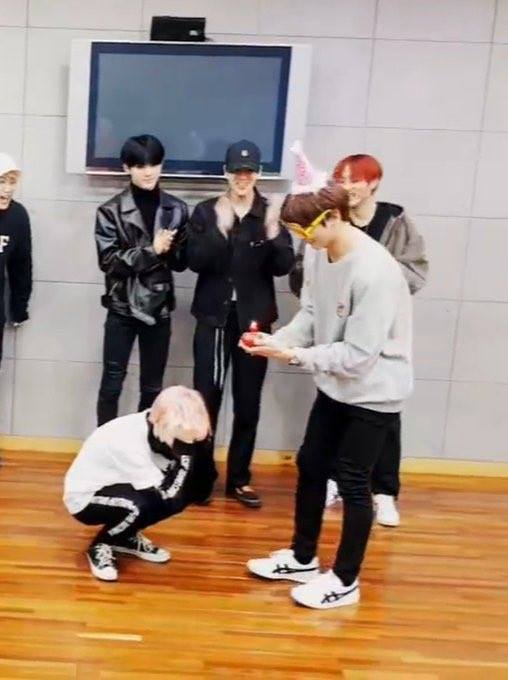 토마토를 싫어하는 멤버에게 토마토 케이크를 선물해준 더보이즈ㅋㅋㅋㅋㅋ | 인스티즈