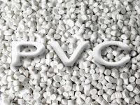 Ham PVC granülleri üzerindeki PVC yazısı
