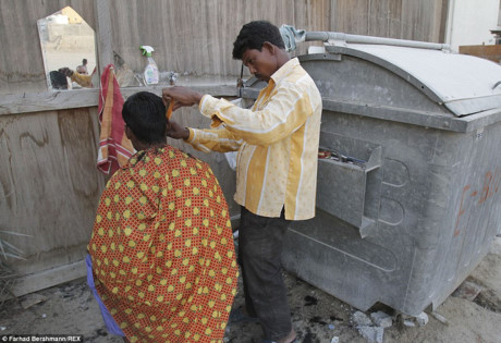 Goc khuat tran trui cua nguoi lao dong ngheo dang sau anh hao quang cua Dubai - Anh 12