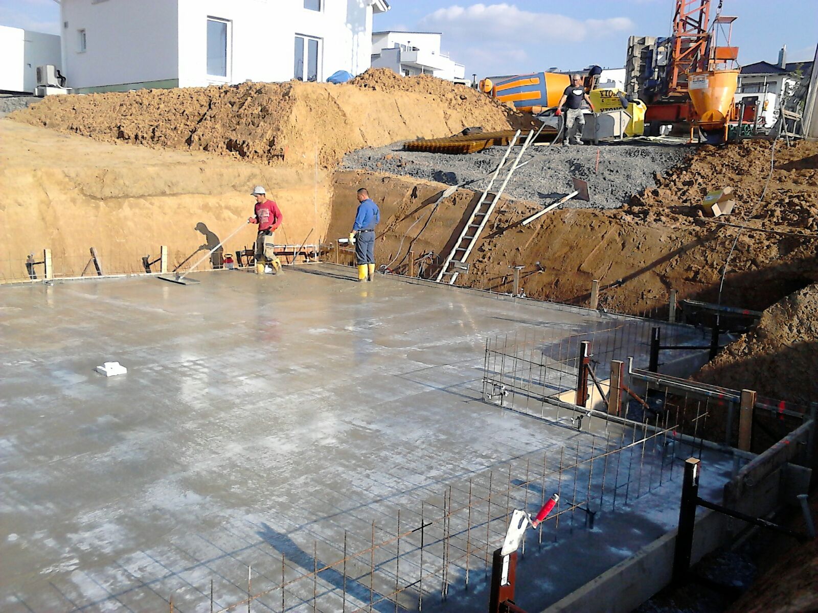 Franzi, Lea und Thomas Hausbau Das Gießen der Bodenplatte