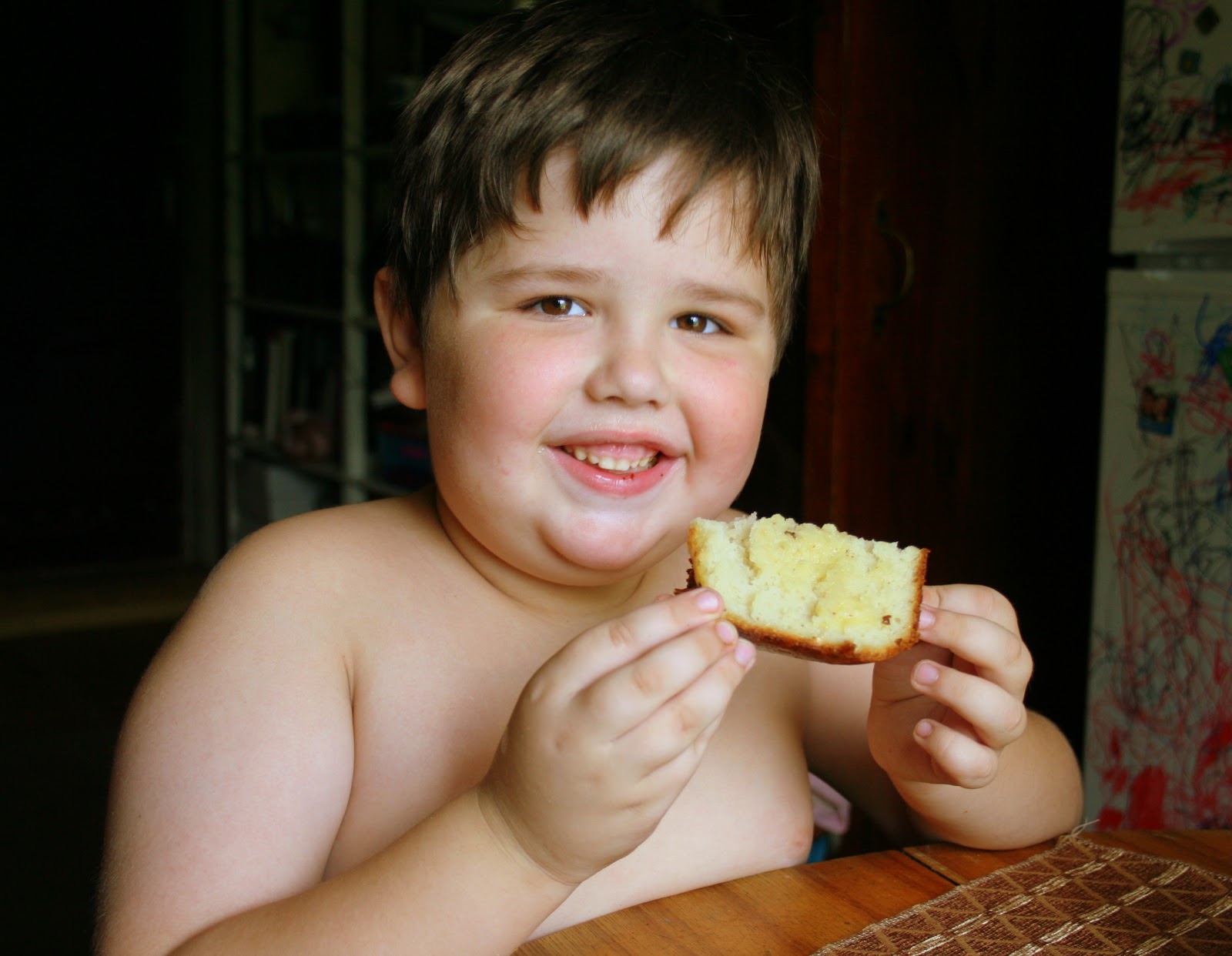 Чвк укради хлеб ава. Украл хлеб. Кусок хлеба в руке. Чудовский хлеб история. Украл хлеб.