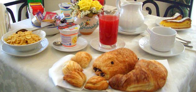 tavola_apparecchiata_per_colazione