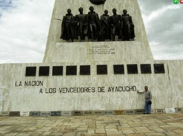 En el Obelisco en la Pampa de la Quinua - Ayacuho - Perú