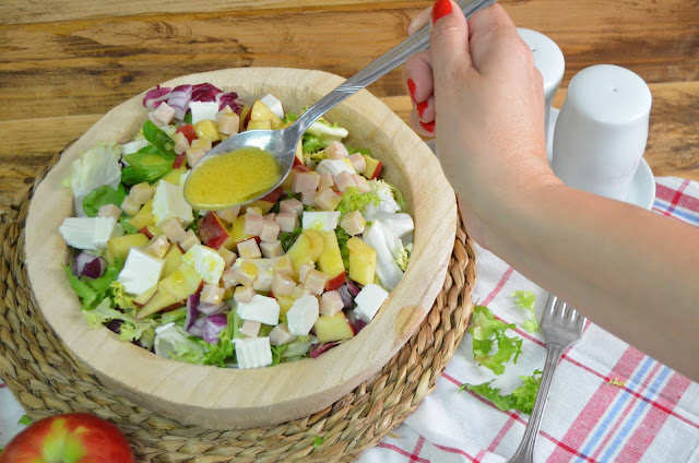 Prepara Esta Deliciosa Ensalada Facil Y Practica De Pavo, Manzana Y Queso Fresco
