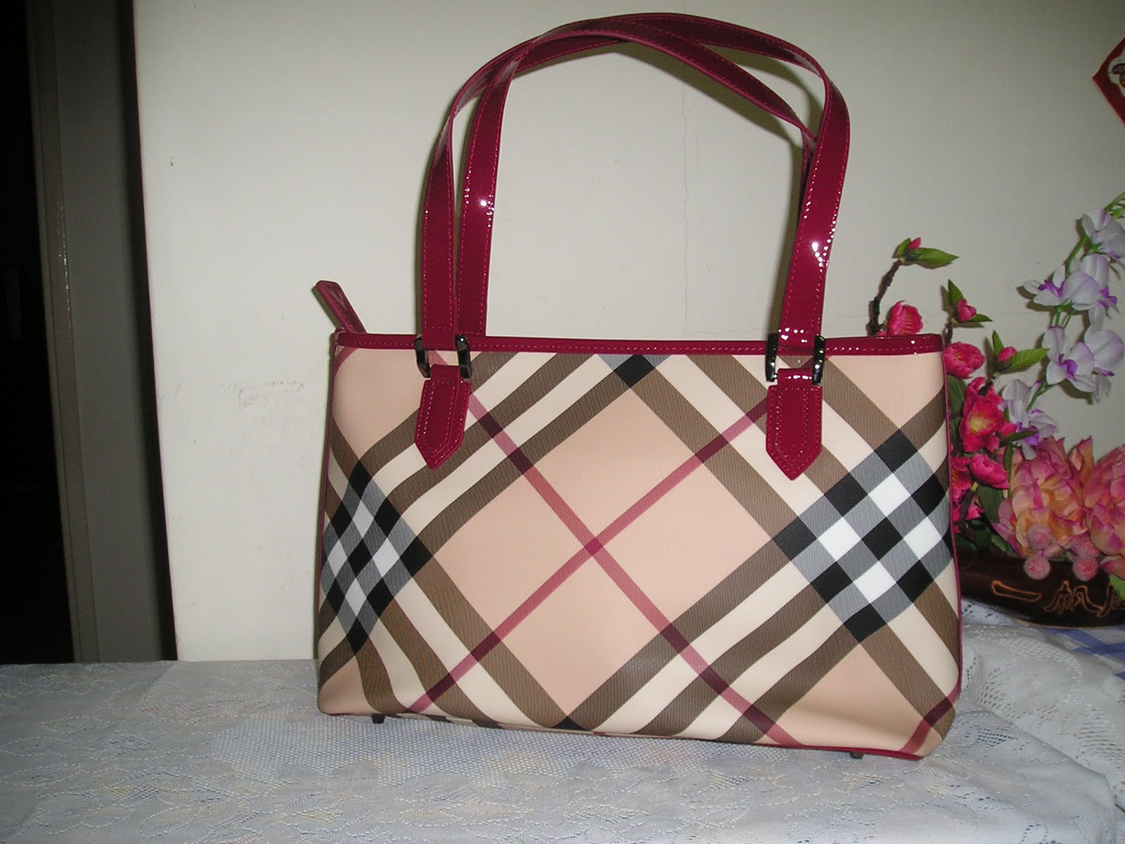 Lady Connection: Authentic Burberry Tote Bag