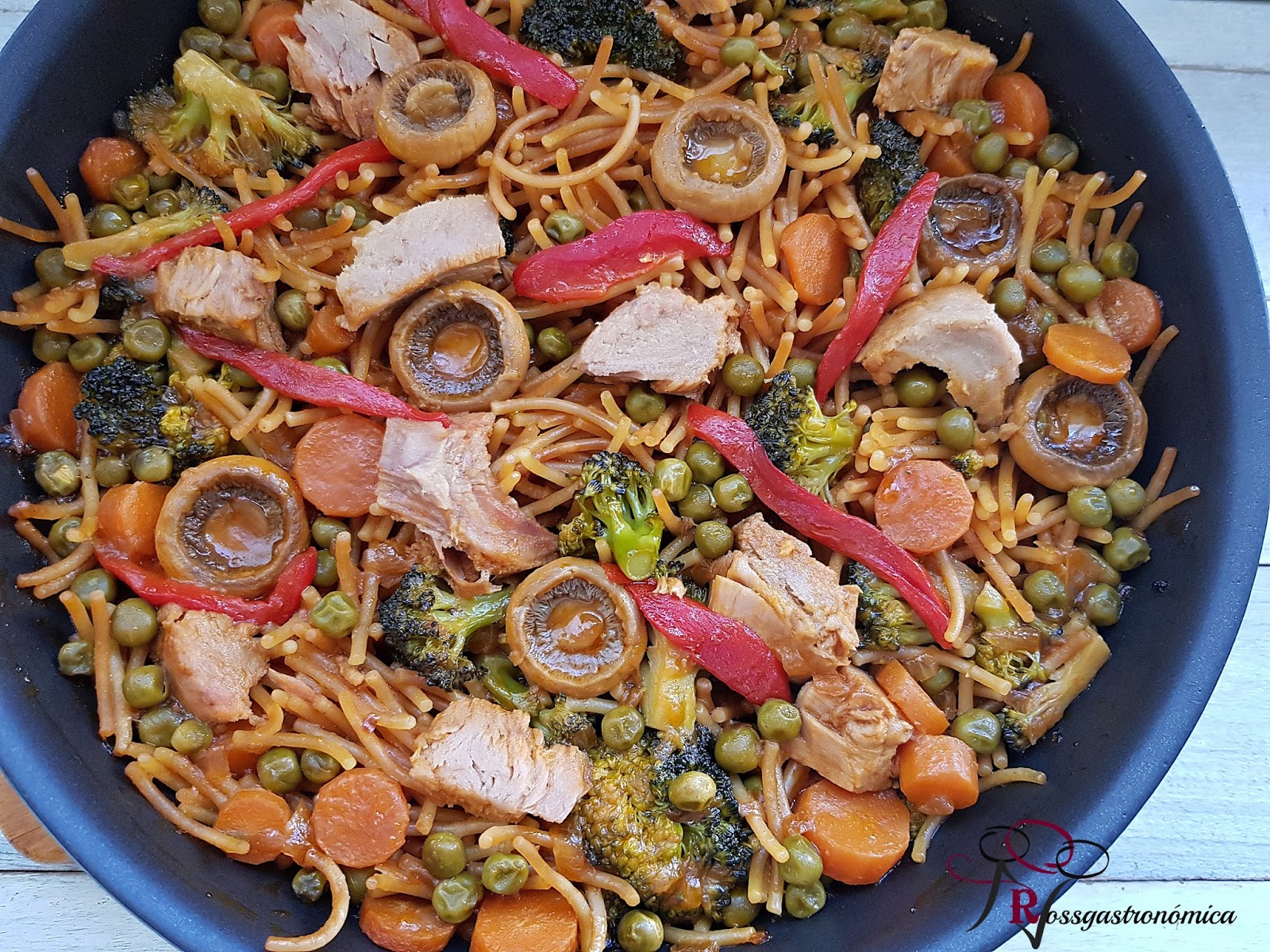 Fideua Con Fideos Tostados Verduras Y Bonito Del Norte