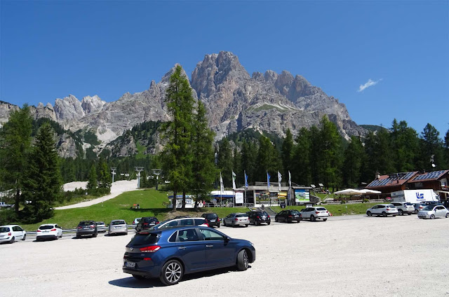 Hyundaii30 vor Talstation Rio Gere auf der Großen Dolomitenstraße