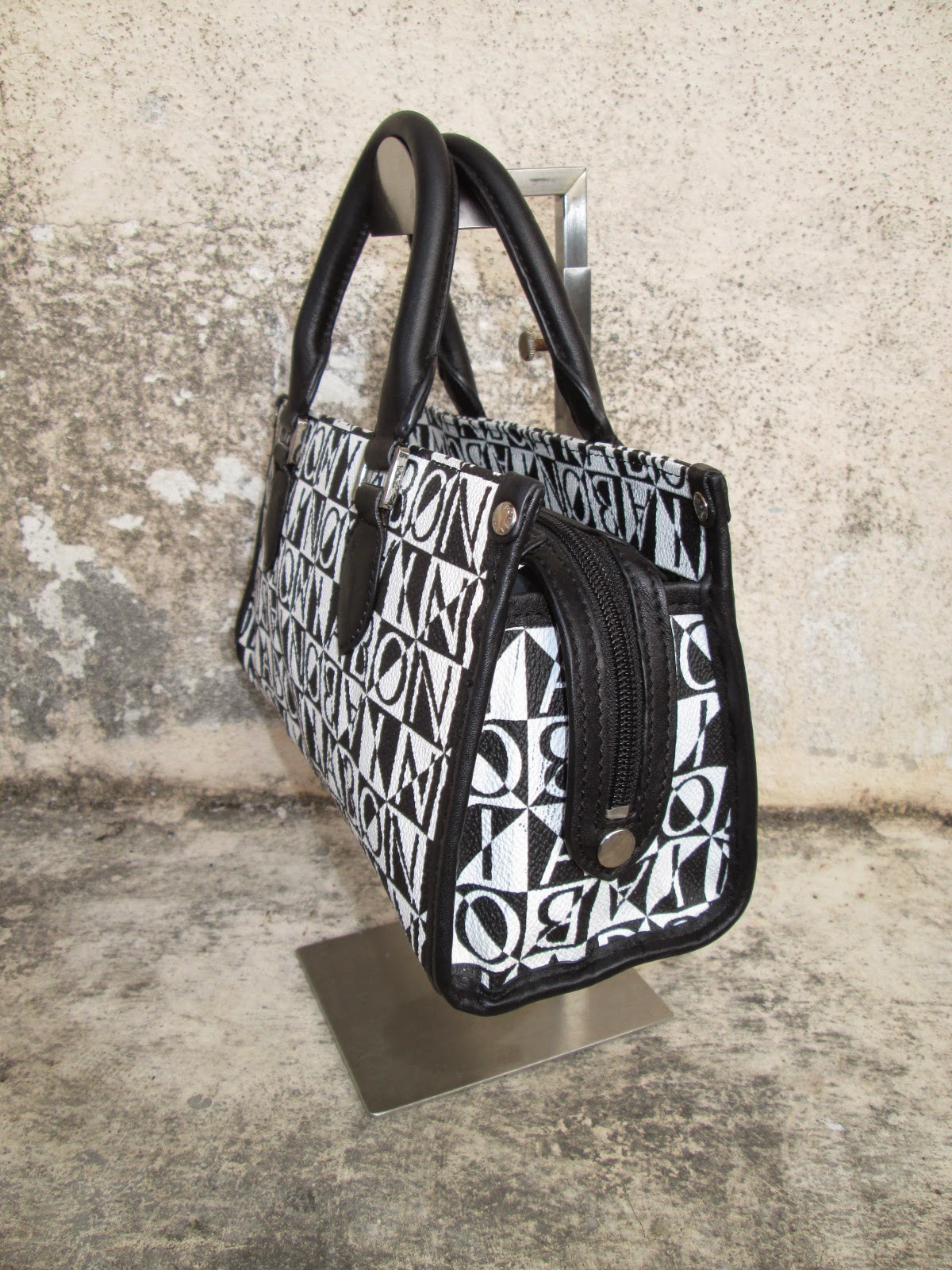 d0rayakEEbaG: Authentic BONIA Monogram Black & White Handbag(SOLD)