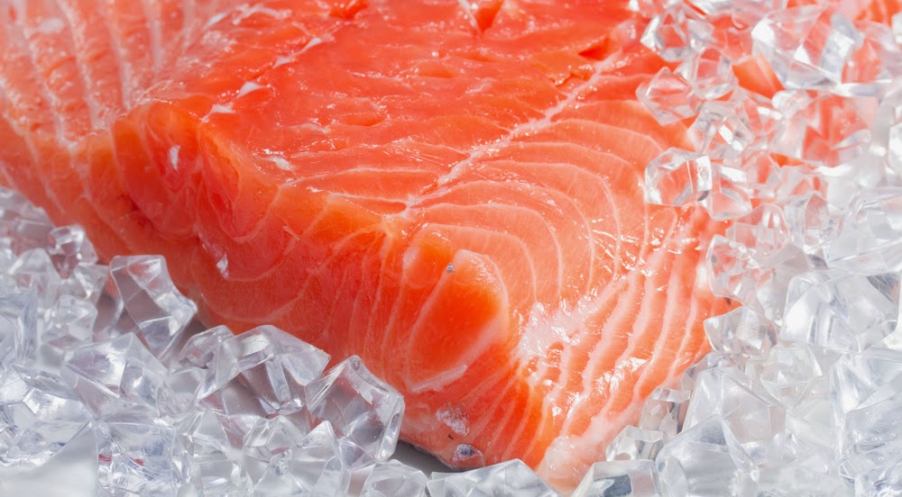 El robalo ¿Es malo para la salud comer salmón de piscifactoría teñido?