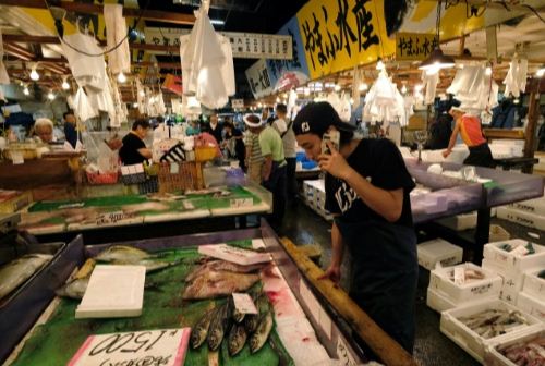 Ratusan Pengunjuk Rasa Menolak Pasar Ikan Tsukiji Dipindah ke Toyosu