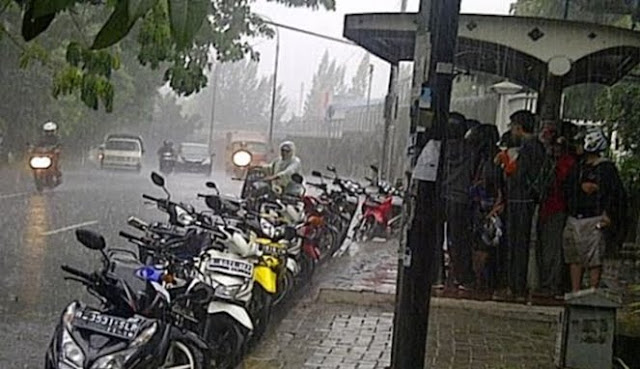 Lagi Musimnya Hujan, ini 4 Tempat yang Angker Untuk Anda Berlindung Saat Hujan Lagi Musimnya Hujan, ini 4 Tempat yang Angker Untuk Anda Berlindung Saat Hujan