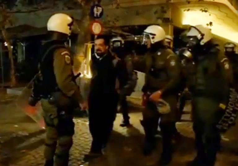 Αστυνομικός χτυπά και κλωτσά συλληφθέντα διαδηλωτή