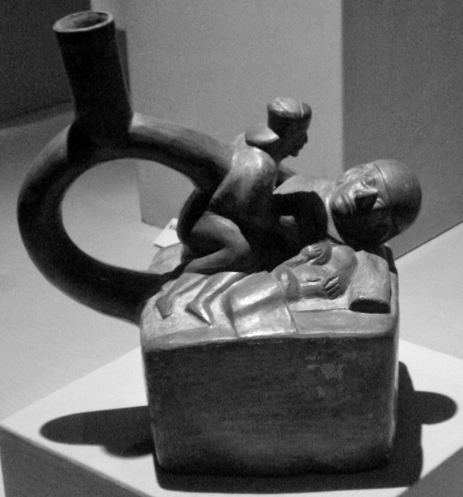 Una cerámica mochica de una pareja teniendo relaciones  sexuales con su hijo al lado expuesta en el museo Mali  de Lima, Perú. Amplía la imagen para ver los detalles.