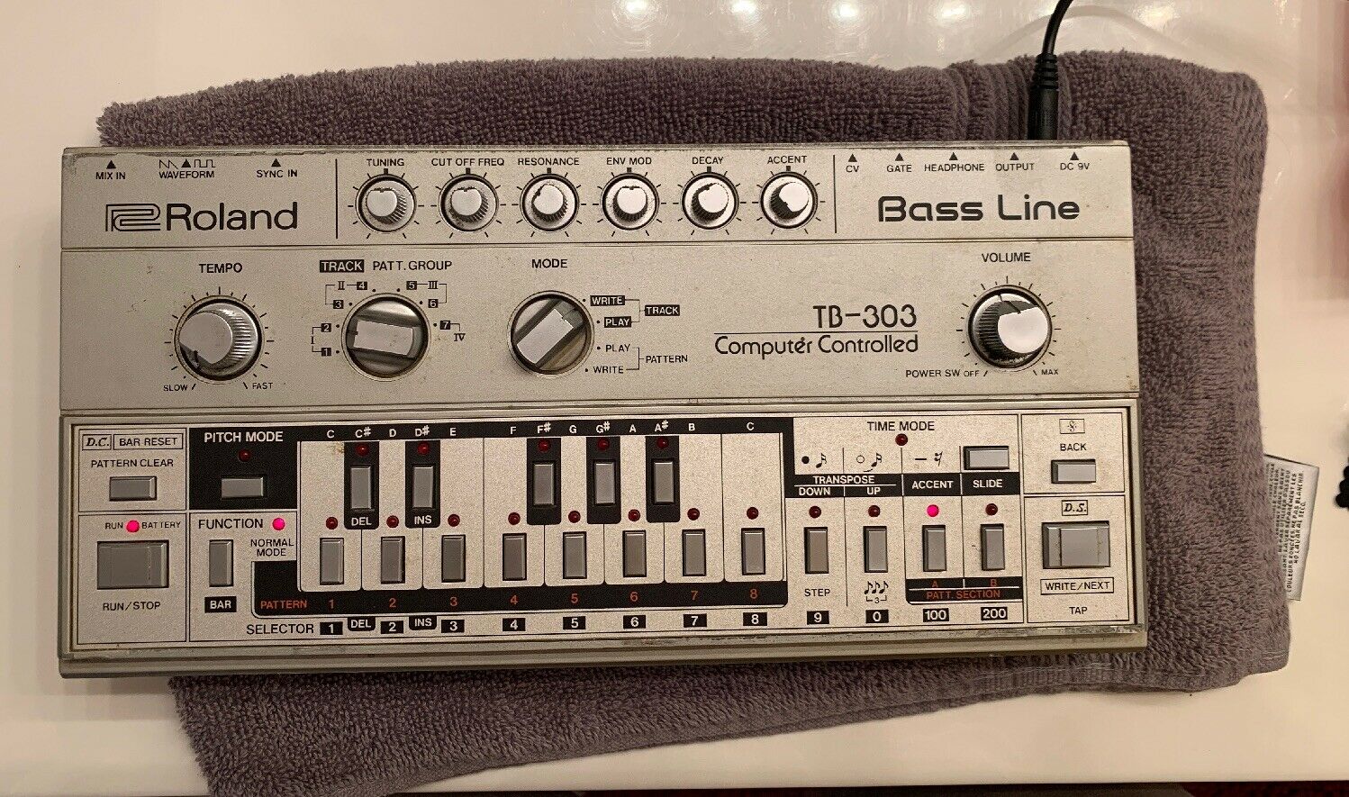 Bass line ru. Roland TB-303. Roland Bass Synth. Roland tr 303 Bass line. Bassline Analog Synth.