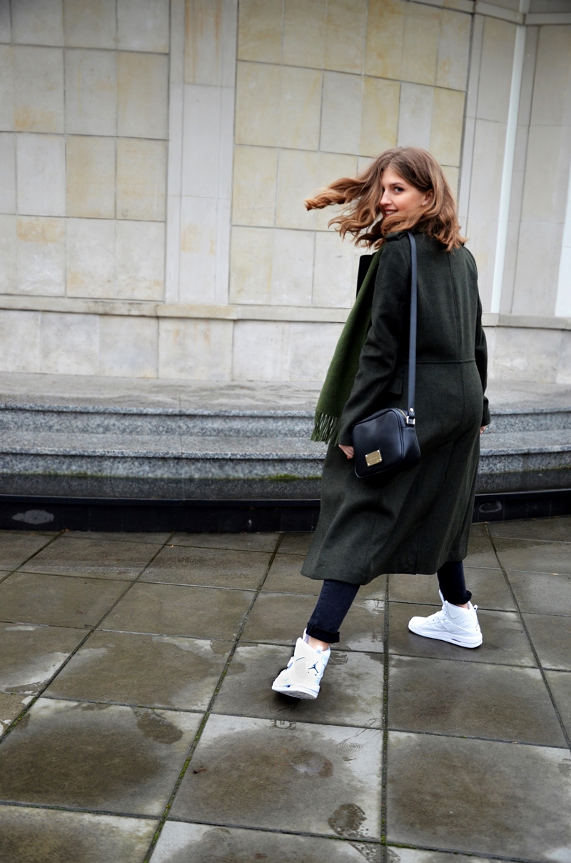 short-hair-blogger-white-sneakers.JPG