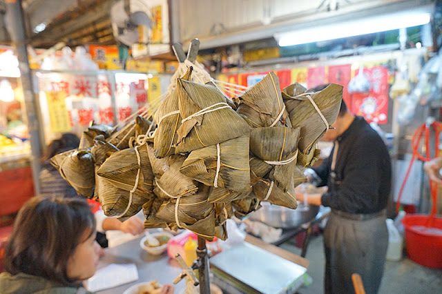 十甲黃昏市場│網友與食尚玩家推薦的麻豆李助碗粿就在新光市場美食中，油飯必點
