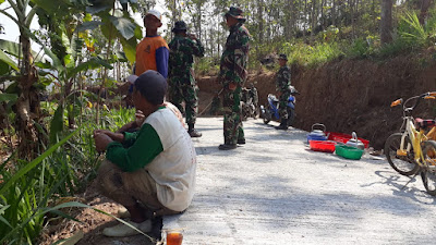 PEMBANGUNAN JALAN COR TMMD REGULER KE 103 KODIM 0725/SRAGEN PENDEKAT TRANSPORTASI PEMBANGUNAN JALAN COR TMMD REGULER KE 103 KODIM 0725/SRAGEN PENDEKAT TRANSPORTASI