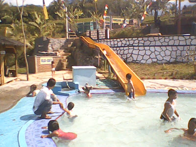 Berenang di Kolam Renang Taman Kelinci :: Adinda Putri Weblog