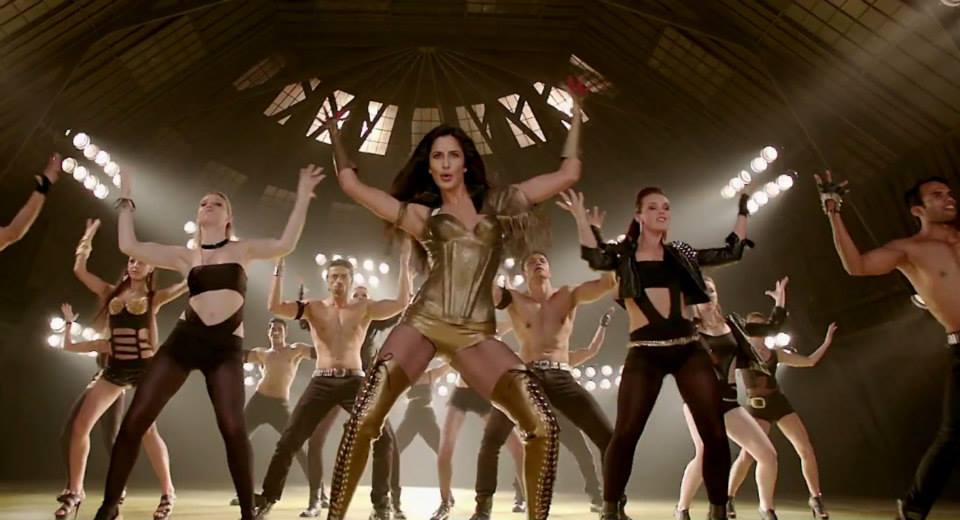 Katrina Kaif hot show in dhoom 3