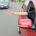 6 Sinyal Tangan yang Bisa Kamu Lakukan di Jalanan, Ketika Lampu Sein Mobilmu Nggak Berfungsi