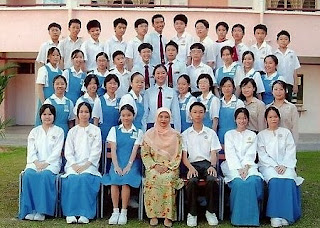 Baju uniform sekolah Malaysia