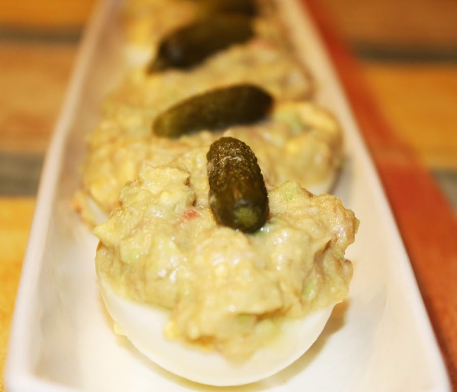 HUEVOS RELLENOS DE AGUACATE, TOMATE Y ATÚN