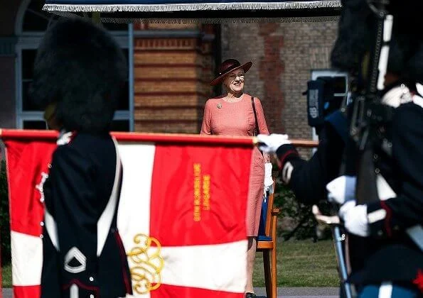 The Queen presented Queen’s Clock to the guard Rasmus Joakim Brøndsel. Queen Margrethe attended the anniversary parade