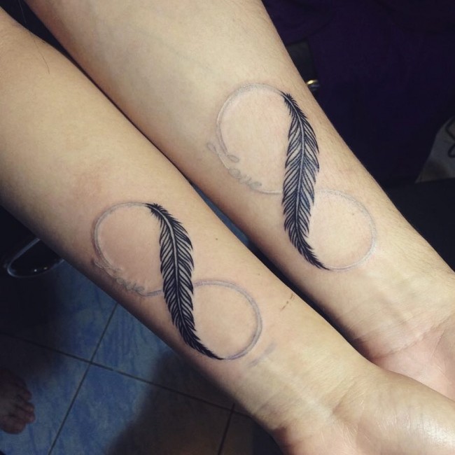 tatuaje de pluma infinito