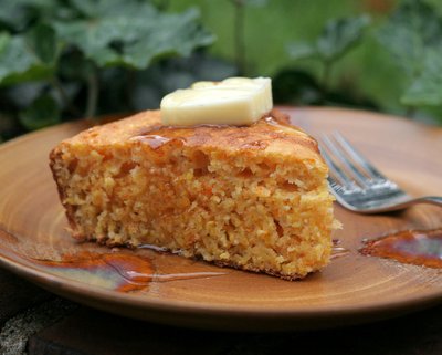 Skillet Cornbread ♥ KitchenParade.com, an adaptable, forgiving recipe. Rises Tall. Stays Moist. Not Too Sweet. Budget Friendly. Weeknight Easy, Weekend Special.