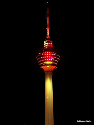 LAS TORRES PETRONAS Y LA TORRE MENARA, ICONOS DE KUALA LUMPUR. MALASIA