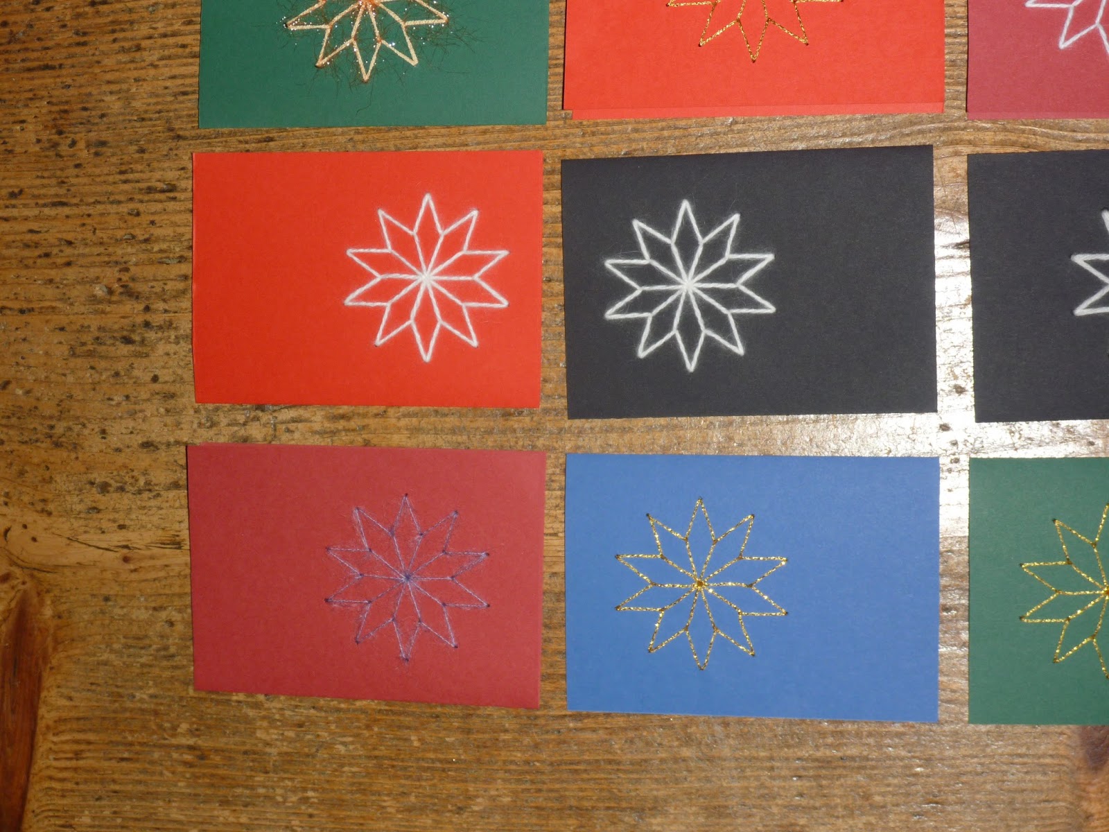 Märlimuus: Weihnachtskarten mit Papier und Faden