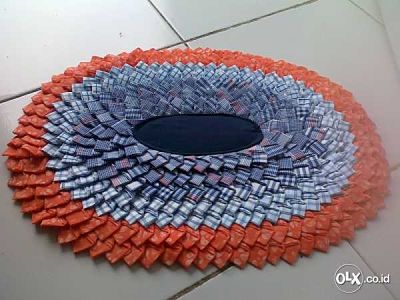 Kerajinan keset dari kain perca dibuat dengan menggunakan teknik