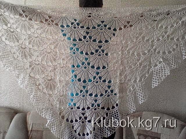 Mantón con diseño de abanicos al crochet